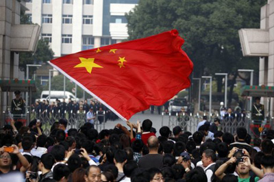 Chineses protestam apesar da suspensão de projeto de refinaria