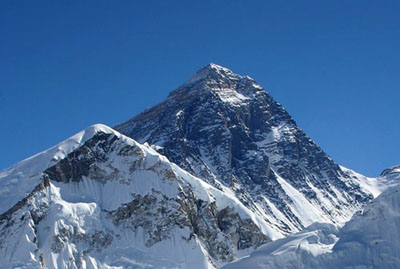 Resíduos encontrados no monte Everest viram obras de arte