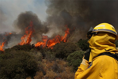 Incêndio florestal ameaça 3 mil casas na Califórnia