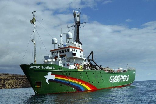 Quebra-gelos do Greenpeace desafia barco da Rosneft no Ártico