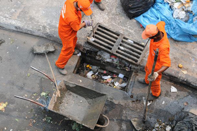 Belo Horizonte sofre com acumulo de lixo em bocas de lobo