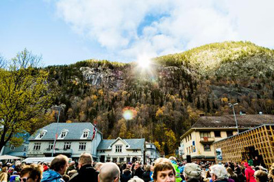 Cidade norueguesa recebe luz do sol graças a espelhos gigantes