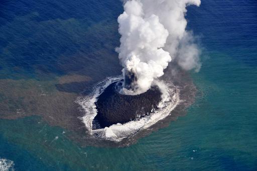 Corrente de lava em nova ilha surgida ao sul de Tóquio