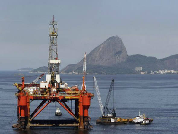 Pescadores cobram indenização da Petrobras por vazamento na Baía de Guanabara
