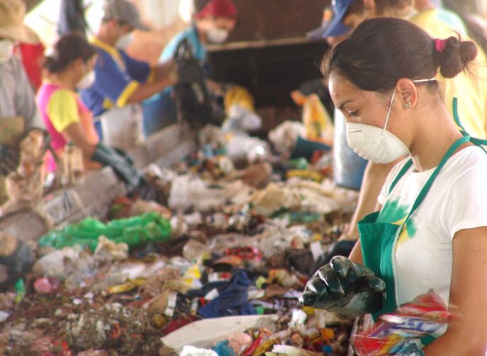 Reciclagem de resíduos sólidos: a propaganda é bonita, mas o processo explora os catadores.