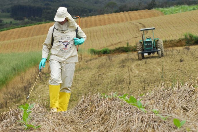 A opção do país pelo agronegócio faz o brasileiro consumir 5,2 litros de agrotóxicos por ano