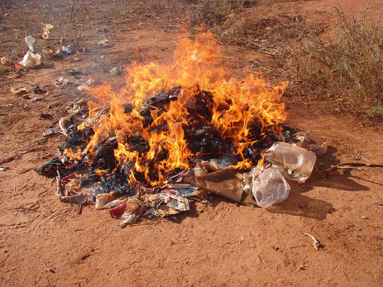 Quanto o mundo queima de lixo por ano sem controle?
