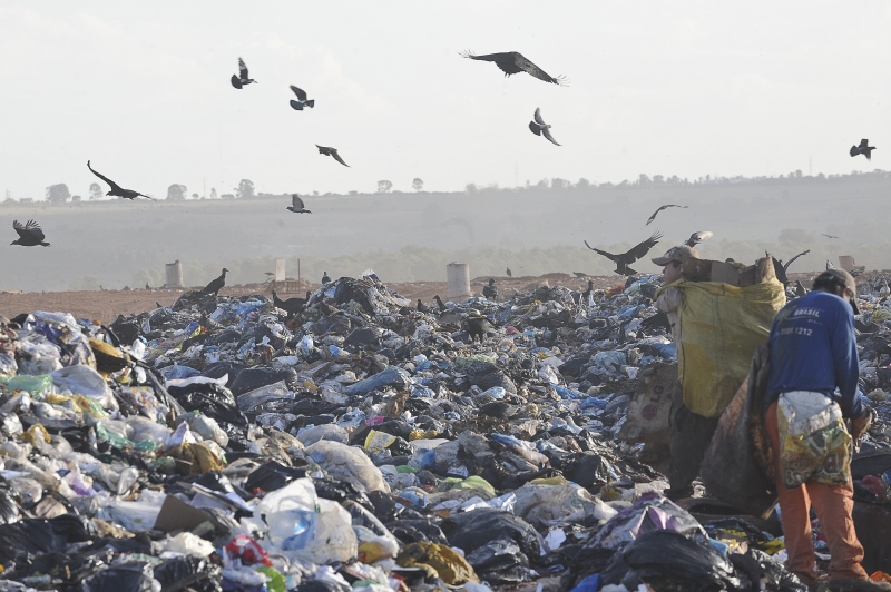 18% de todos os resíduos produzidos no país ainda são depositados em lixões