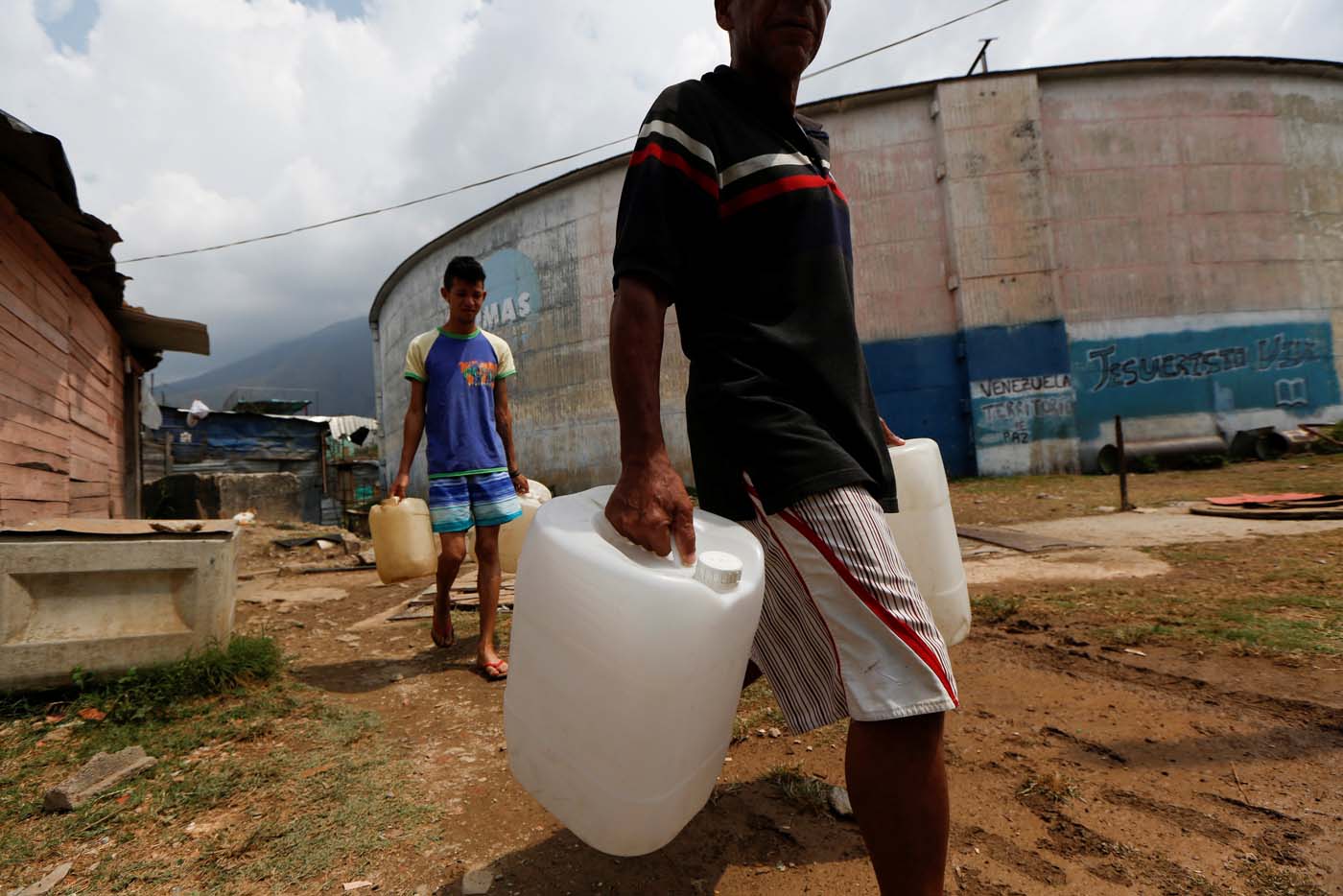 Mais de dois milhões de pessoas sofrem por falta de água