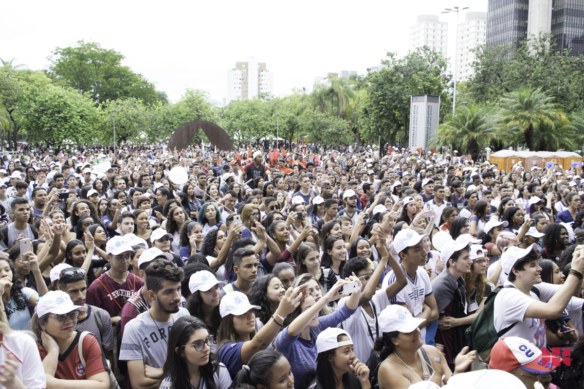 Caminhada ecológica une mais de 10 mil estudantes em prol do meio ambiente em BH