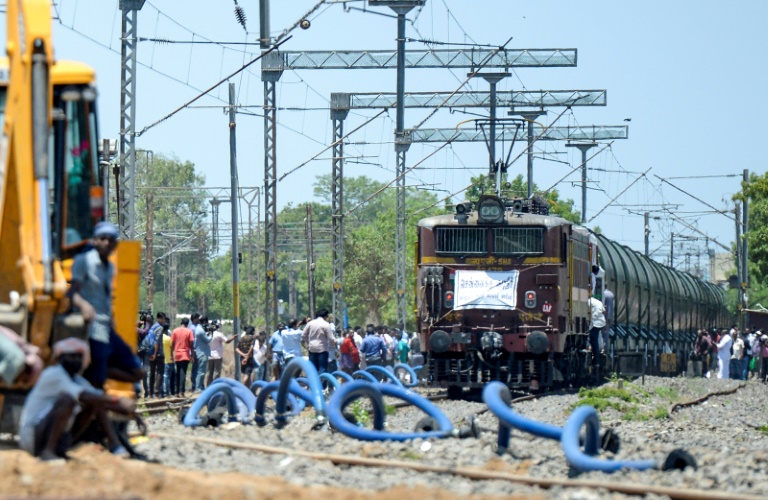 Trem com 50 vagões leva água a cidade indiana afetada pela pior seca em décadas