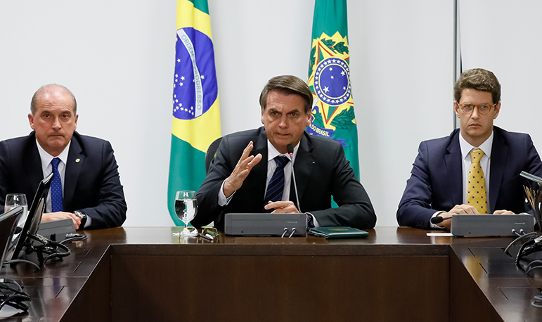 Bolsonaro volta atrás e agora se diz disposto a aceitar ajuda do G7 mesmo sem 'desculpas' de Macron