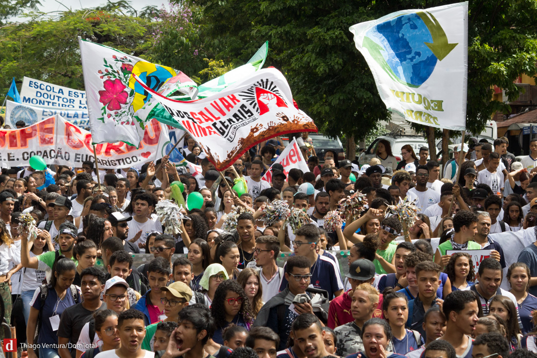 Mais de 20 mil estudantes caminham em defesa do meio ambiente