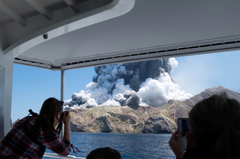 Cinco mortos e oito desaparecidos por erupção de vulcão na Nova Zelândia
